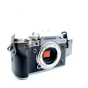 Fujifilm X-T4 26.1 MP Mirrorless Camera - Silver Body And Lens